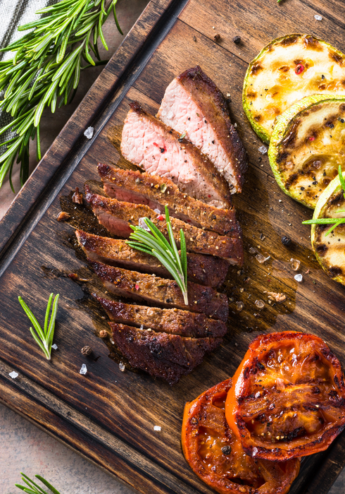Steak grillé aux légumes pour l'été