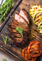 Steak grillé aux légumes pour l'été